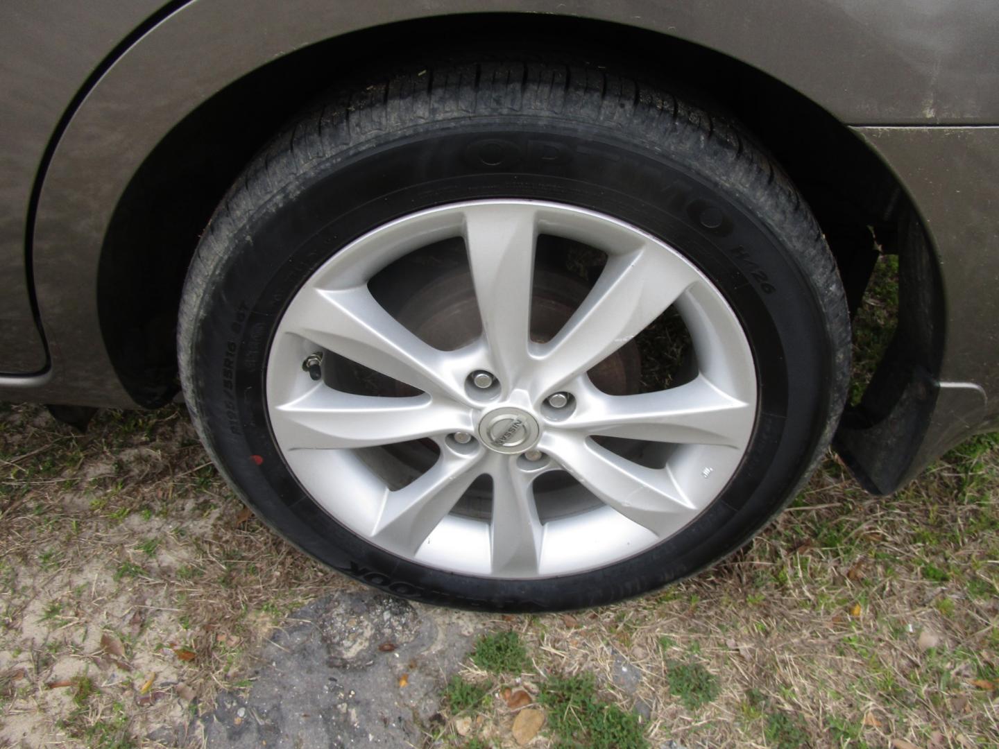 2014 Gray Nissan Versa 1.6 S 5M (3N1CN7AP6EL) with an 1.6L L4 DOHC 16V engine, 5-Speed Automatic transmission, located at 2553 Airline Blvd, Portsmouth, VA, 23701, (757) 488-8331, 36.813889, -76.357597 - Down Payment: $799 Weekly Payment: $90 APR: 23.9% Repayment Terms: 42 Months ***CALL ELIZABETH SMITH - DIRECTOR OF MARKETING @ 757-488-8331 TO SCHEDULE YOUR APPOINTMENT TODAY AND GET PRE-APPROVED RIGHT OVER THE PHONE*** - Photo#8